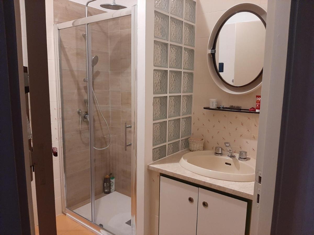 Lomarchi Holiday Home Карини Екстериор снимка