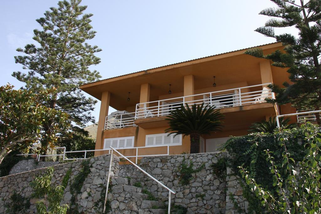 Lomarchi Holiday Home Карини Екстериор снимка