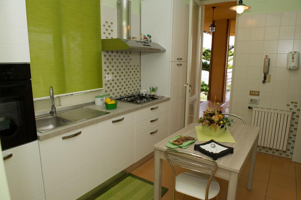 Lomarchi Holiday Home Карини Екстериор снимка