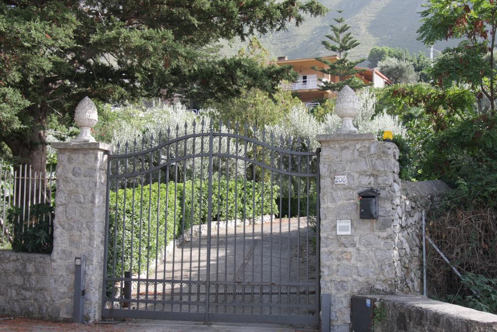 Lomarchi Holiday Home Карини Екстериор снимка