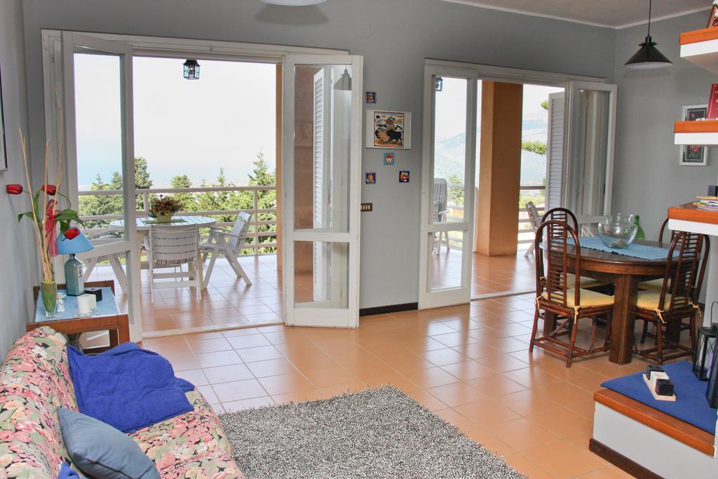 Lomarchi Holiday Home Карини Екстериор снимка