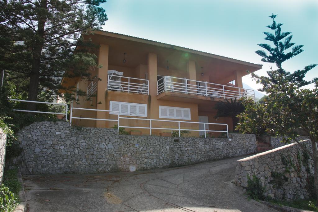Lomarchi Holiday Home Карини Екстериор снимка