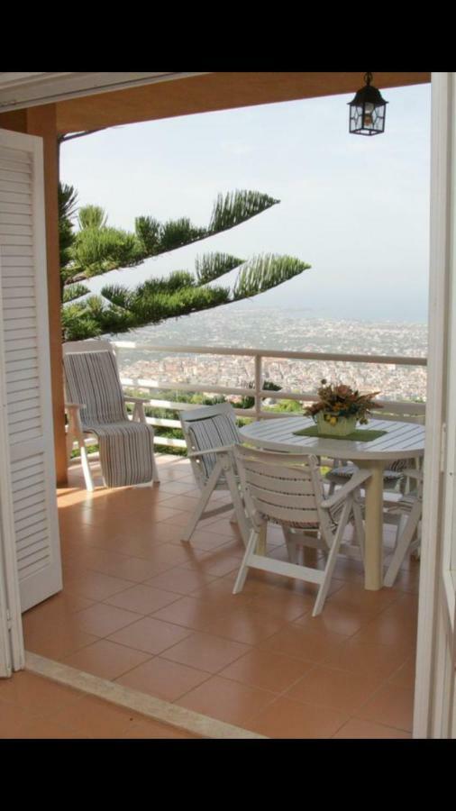 Lomarchi Holiday Home Карини Екстериор снимка